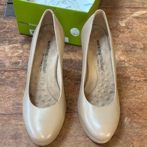 Walking Cradles Nude Beige Leather Cushioned Pumps